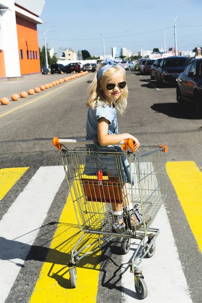 Little Adorable Female Child Sunglasses Having Fun Shopping Cart Crosswalk — Stock Photo, Image