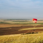 Skoczka spadochronowego latania nad pięknej przyrody w regionie Karpaty, Ukraina, maj 2016