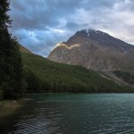 Paysage de montagne avec vallée pittoresque et lac, Altaï, Russie