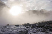 sníh a skály v horách na mlhavé ráno, Kyrgyzstán, ala archa 