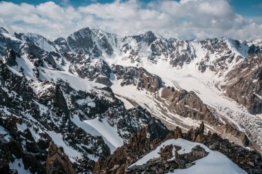 bulutlar, Ala Arça Milli Parkı, Kırgızistan altında karda Kayalık Dağları doruklarına görünümü