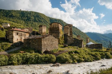 eski yıpranmış binalar küçük nehir akarsu svaneti, Gürcistan hills, Ushguli, karşı karşı