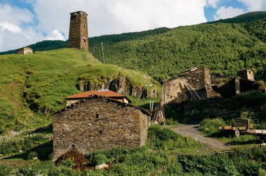 çimenli alan eski yıpranmış kırsal binalar ve tepeler ile görünümü arka plan, Ushguli, svaneti, georgia '   