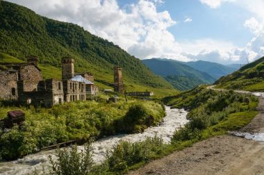 eski yıpranmış binalar küçük nehir akarsu svaneti, Gürcistan hills, Ushguli, karşı karşı