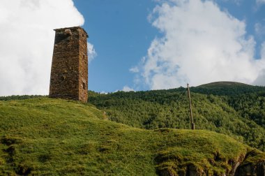 eski havlu ile bulutlu gökyüzü, Ushguli, svaneti, Gürcistan karşı yeşil çim alanın üzerinde göster