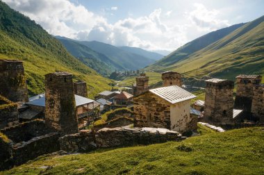 çimenli alan eski yıpranmış kırsal binalar ve tepeler ile görünümü arka plan, Ushguli, svaneti, georgia ' 