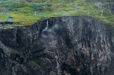 kayalar gündüz, Norveç, Hardangervidda'da Milli Parkı sırasında çimenli eğimi