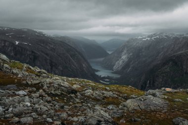 yamaç taş ve kayalar ve nehir görünümünü ayak üzerinde arka plan, Norveç, Hardangervidda'da Milli Parkı