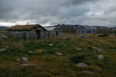 eski alan ile uzun boylu ot ve taşlar, Norveç, Hardangervidda'da Milli Parkı evler yıpranmış