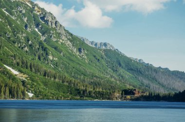 dağ gölü ağaçları ile görünümünü eteklerinde dağ su üzerinde Morskie Oko, deniz göz, Tatra Milli Parkı, Polonya