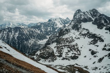 Kış manzarası doğal zirveleri ile Morskie Oko, deniz göz, Tatra Milli Parkı, Polonya, karla kaplı