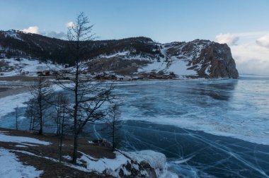 Donmuş kış Göl Manzaralı dağlarında, Rusya, Baykal Gölü