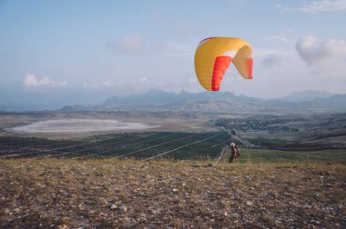 Gökyüzünde Kırım, Ukrayna, hillside alanındaki alan üzerinde Mayıs 2013 paraşüt