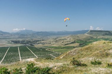 Mavi gökyüzünde Kırım, Ukrayna, doğal peyzaj üzerinde kayma paraşütçü 2013 olabilir