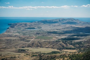 Kırım Dağları ridge, Ukrayna, Mayıs 2013 ile doğal sakin deniz kıyısı