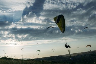 Gökyüzü, Kırım, Ukrayna, Mayıs 2013 uçan paraşütçüler ile dağlık manzara