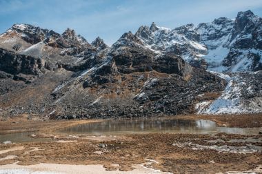 karlı dağ ve göl, Nepal, Sagarmatha, Kasım 2014 ile güzel doğal peyzaj