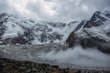 güzel karlı dağlar, Rusya Federasyonu, Kafkasya, Temmuz 2012