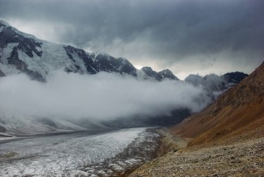 güzel karlı dağlar, Rusya Federasyonu, Kafkasya, Temmuz 2012