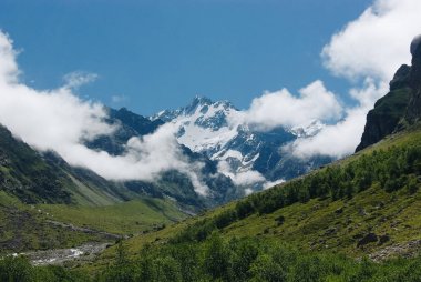 dağlar yatay, kar, Rusya Federasyonu, Kafkasya, Temmuz 2012 muhteşem görünümü