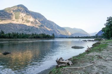 güzel manzaralı dağ ve göl, Altay, Rusya Federasyonu