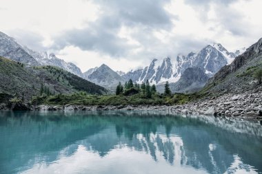 güzel manzaralı dağ ve göl, Altay, Rusya Federasyonu