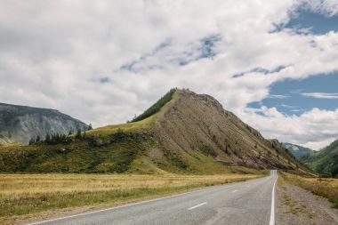 panoramik boş yol, dağlar ve bulutlu gökyüzü, Altay, Rusya Federasyonu