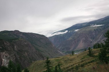 panoramik görkemli dağlar ve bulutlu gökyüzü, Altay, Rusya Federasyonu