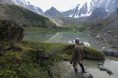 arkadan görünüşü Dağları, Altay, Rusya bakıyorsun adam