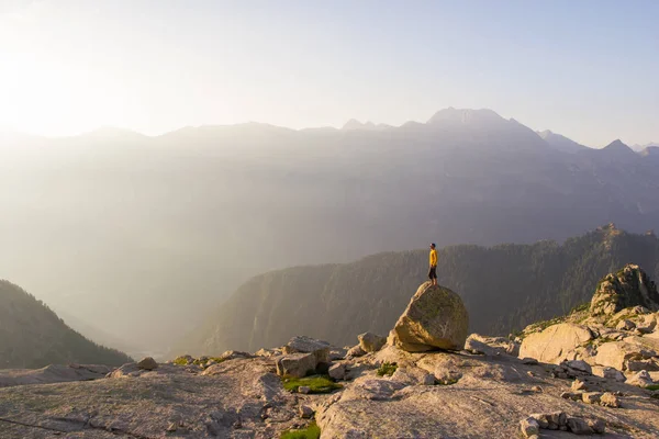 Manliga Turist Stå Rock Mot Klippan Och Kullarna Bakgrunden Alpina — Stockfoto