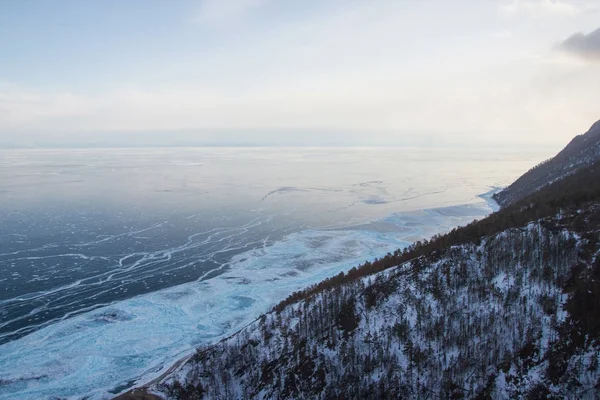 Hill Yamaç Ağaçları Karşı Buzlu Yüzeyi Rusya Deniz Baykal Ile — Stok fotoğraf