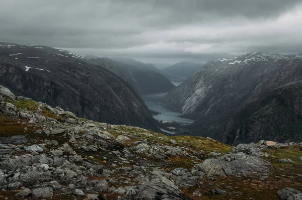 Vista Declive Com Pedras Rochas Rio Fundo Noruega Hardangervidda National — Fotografia de Stock