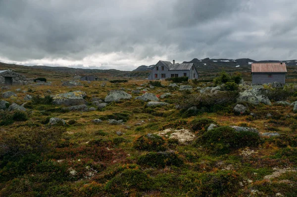 Campo Com Grama Pedras Com Casas Sob Céu Tempestuoso Noruega — Fotografia de Stock