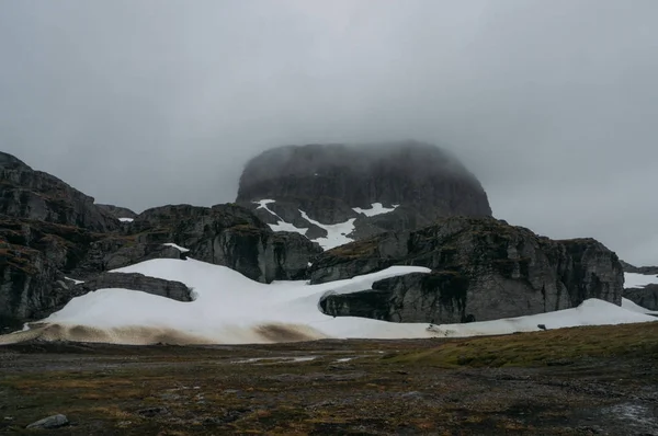 Vista Formação Rocha Com Neve Durante Tempo Nevoeiro Noruega Hardangervidda — Fotografia de Stock