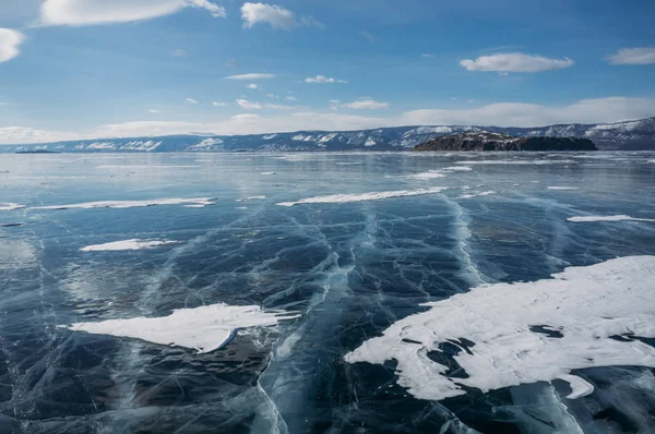 Vista Gelo Coberto Água Lago Colinas Fundo Rússia Lago Baikal — Fotografia de Stock