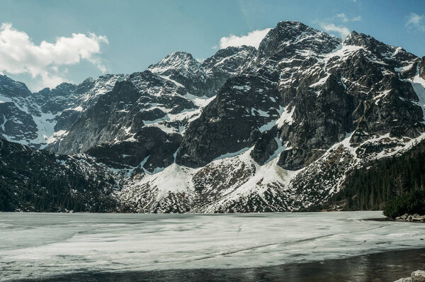 Замороженное зимнее озеро в живописных горах, Морские Око, Морской глаз, Татранский национальный парк, Польша
