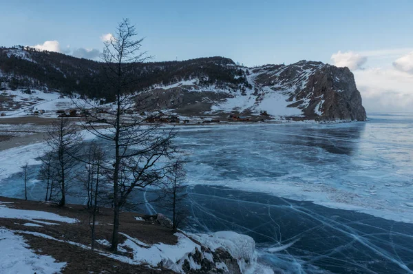 風光明媚な山 ロシア バイカル湖で凍結する冬湖 — ストック写真