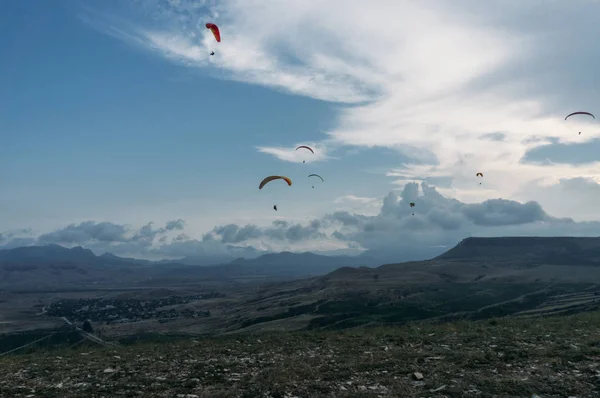 Paracaidistas Que Deslizan Cielo Azul Sobre Paisaje Escénico Crimea Ucrania — Foto de Stock