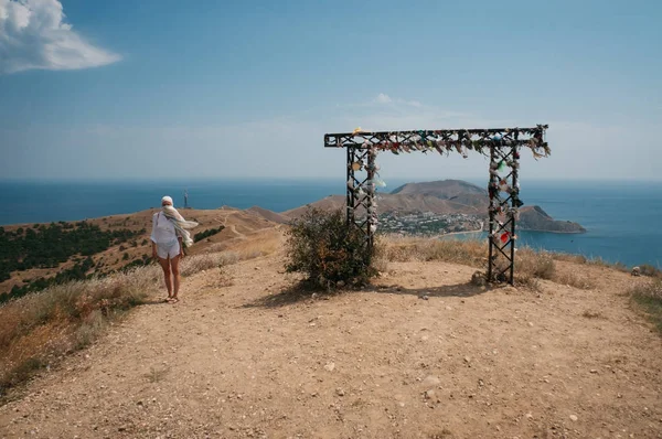 Γυναίκα Περπάτημα Όμορφο Τοπίο Διακοσμητικό Τόξο Βουνά Της Κριμαίας Στη — Δωρεάν Φωτογραφία