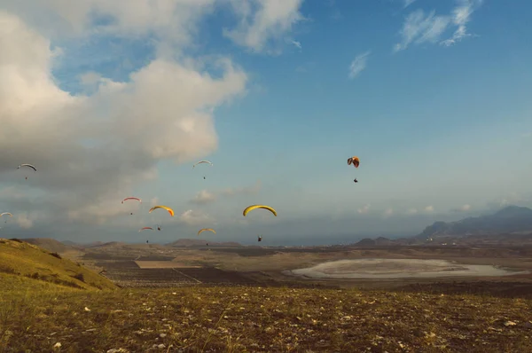 Paisaje Montañoso Con Paracaidistas Volando Cielo Crimea Ucrania Mayo 2013 — Foto de stock gratis