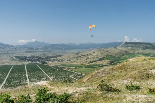 Parachutist Meluncur Langit Biru Atas Lanskap Pemandangan Krimea Ukraina Mei — Stok Foto