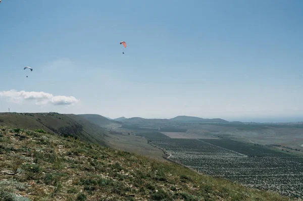 Parachutes Sky Field Hillside Area Crimea Ukraine May 2013 — Free Stock Photo