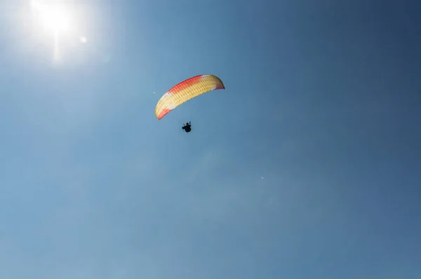 Parachutist Flying Blue Clear Sky Crimea Ukraine May 2013 — Free Stock Photo