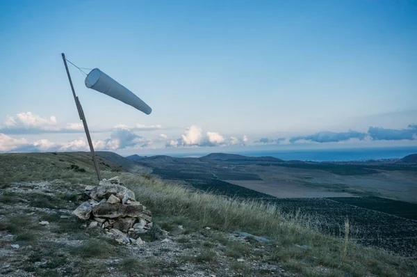 Indah Pemandangan Pegunungan Dengan Windsock Melambaikan Tangan Krimea Ukraina Mei — Foto Stok Gratis