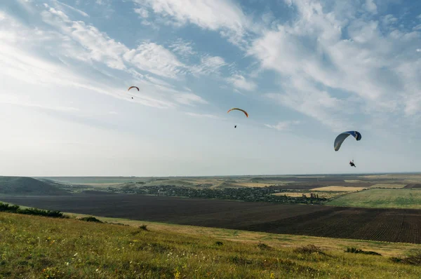 Paracaidistas Que Deslizan Cielo Azul Sobre Paisaje Escénico Crimea Ucrania — Foto de Stock