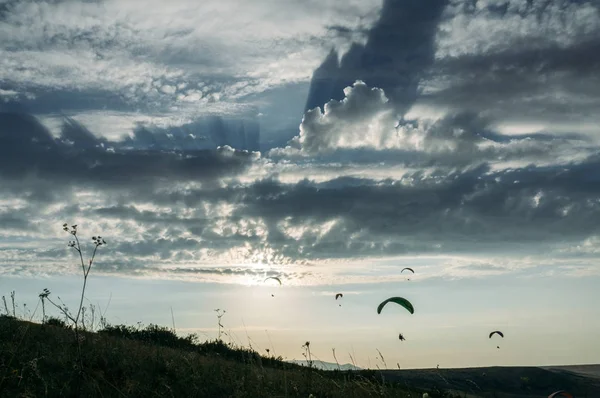 Paracaidistas Que Deslizan Cielo Azul Sobre Paisaje Escénico Crimea Ucrania —  Fotos de Stock