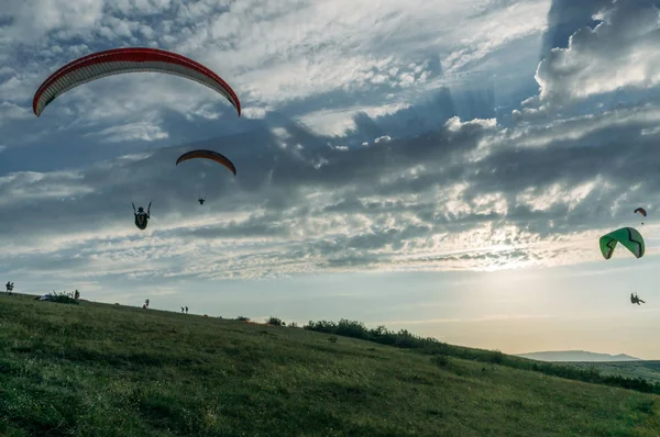 Bergachtig Landschap Met Parachutisten Vliegen Lucht Krim Oekraïne Mei 2013 — Stockfoto