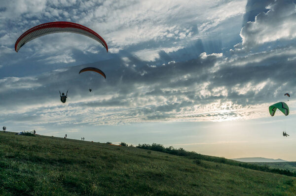 Горный пейзаж с парашютистами, летающими в небе, Крым, Украина, май 2013 г.
