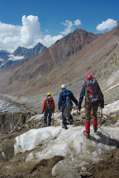 Wisatawan Hiking Pegunungan Bersalju Federasi Rusia Kaukasus Juli 2012 — Stok Foto