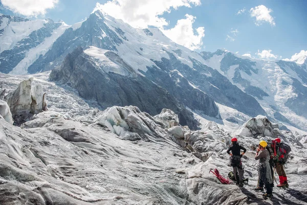 Hikers Standing Looking Beautiful Mountains Russian Federation Caucasus July 2012 — Stock Photo, Image